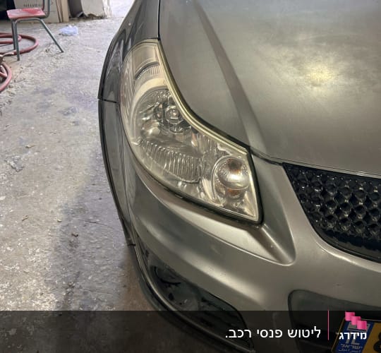 חלק קדמי של רכב עם פגוש פגום
